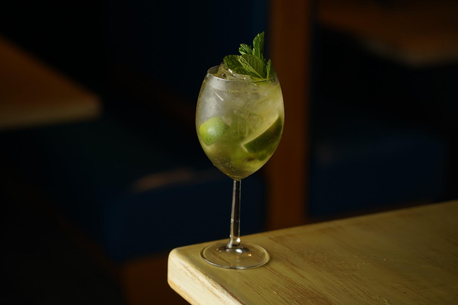 t Germain, mint leaves, lime wedjes prosecco